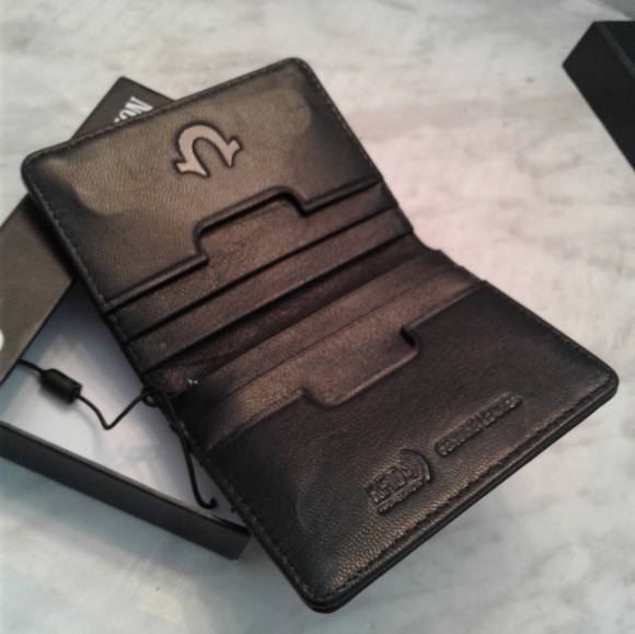 True Religion Black Leather Buddha Logo Bifold Wallet New in box RFID protection - Picture 3 of 8